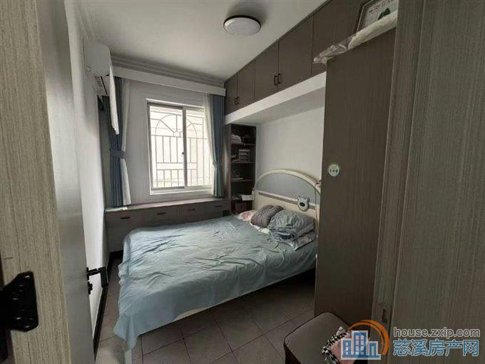 金山新村西区3楼76平精装满两年83万