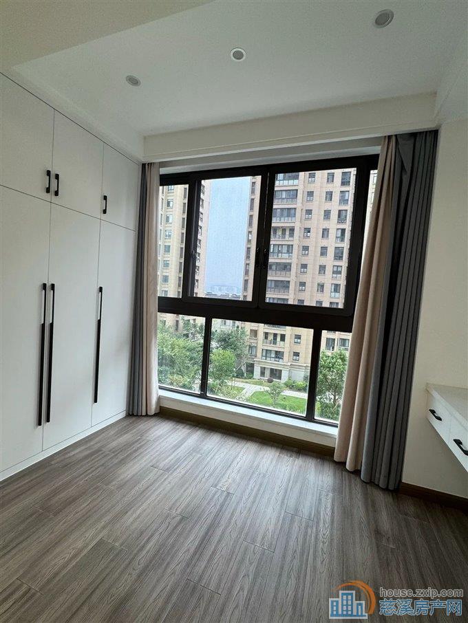 元亨雅园135平220万全新婚装送车位