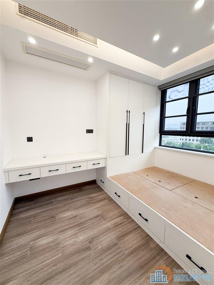 元亨雅园135平 精装 220万 带车位