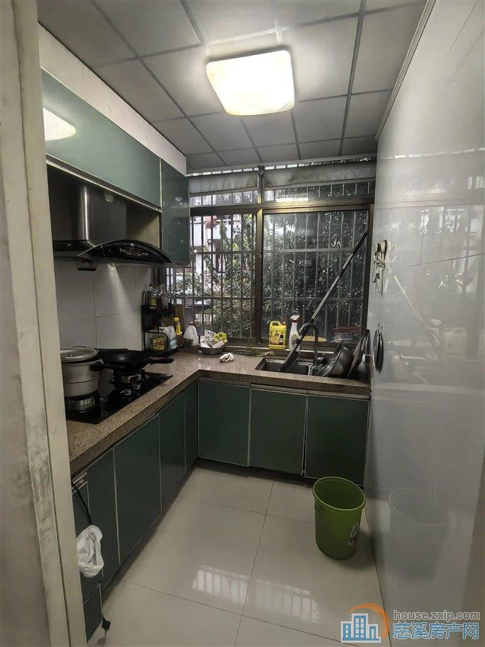 金山新村 1楼 精装 有架空层 东边套