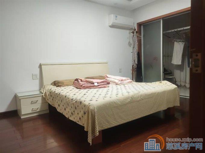 园丁新村精装87平架空层一间