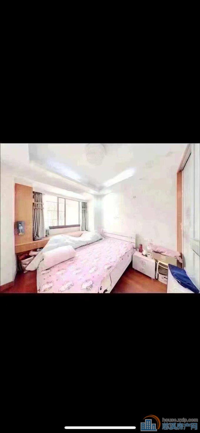 星光家园二期73平走楼梯1楼精装储藏间