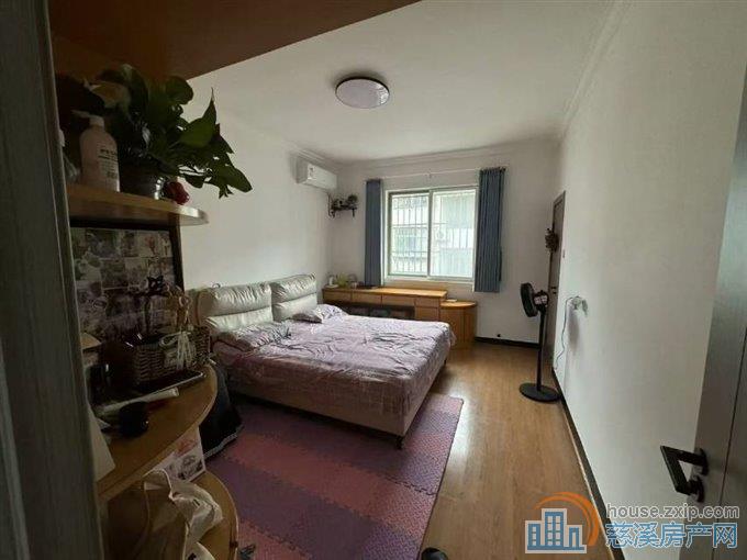 金山新村西区3楼76平精装满两年83万