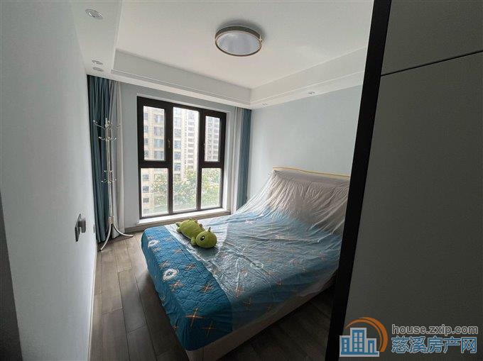 中海湖心半岛三间朝南101平180万