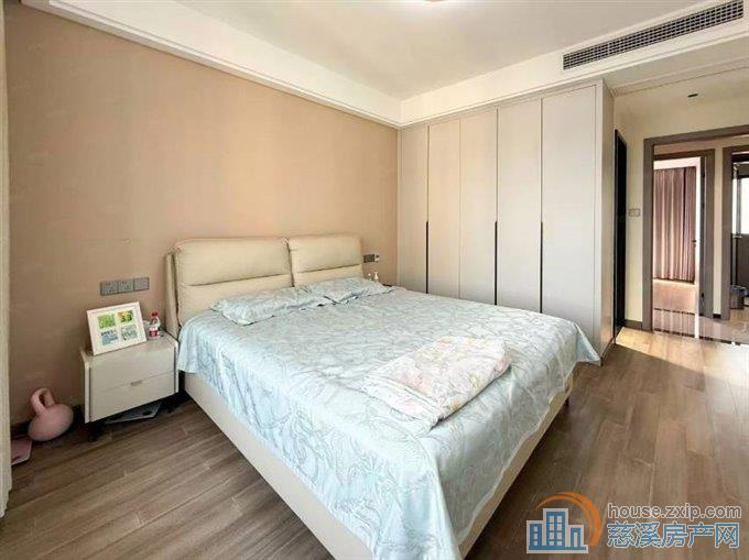 吾悦华府B区141平精装位置好226万