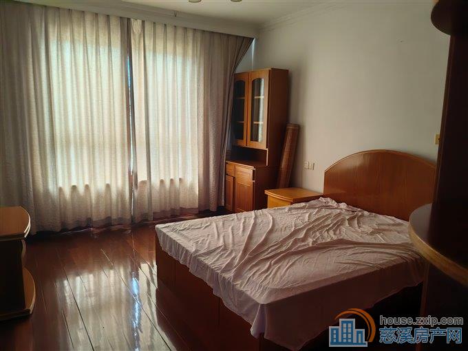 景观花苑185平精装三室二卫3000元