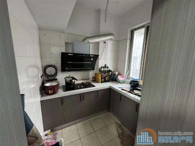 金山新村西区3楼76平精装满两年83万