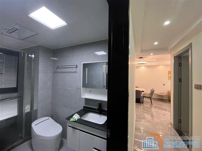 中海湖心半岛三间朝南101平180万