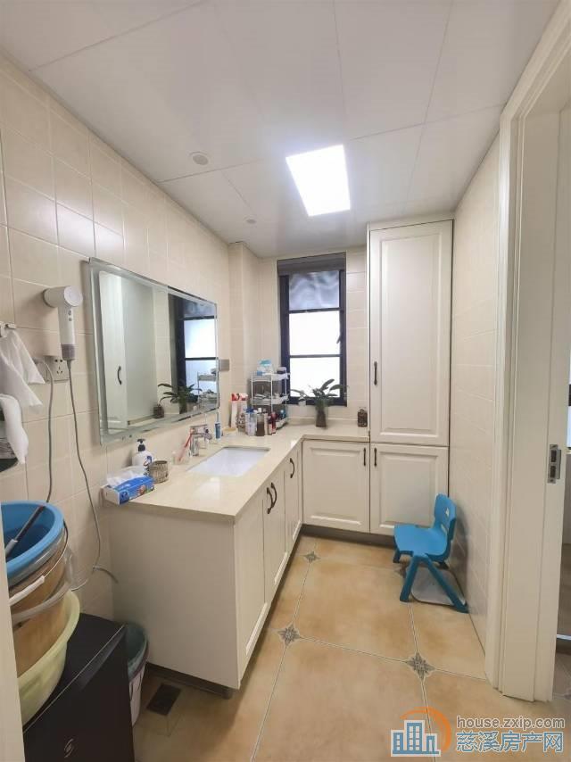 誉林府电梯房7楼95平精装修215万