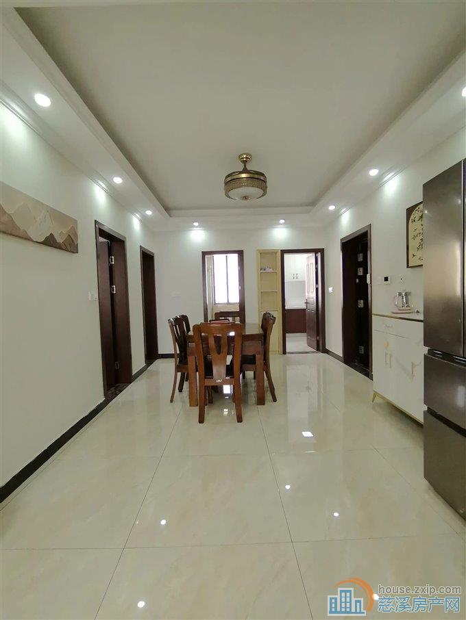 明月佳苑 精装没怎么住过 带车位杂物间