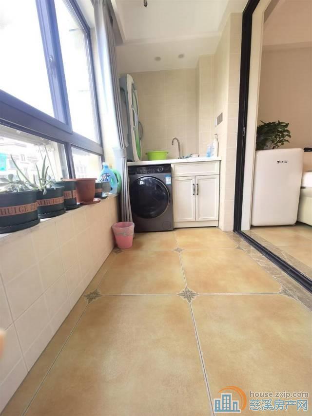 誉林府电梯房7楼95平精装修215万