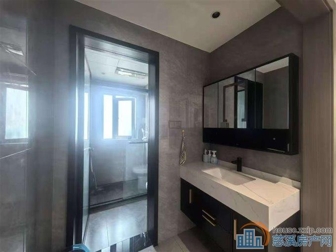 吾悦华府B区141平精装位置好226万