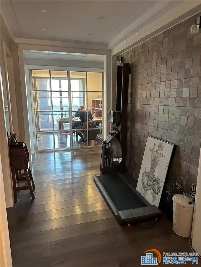 保利天悦湾161平黄金楼层车位188万