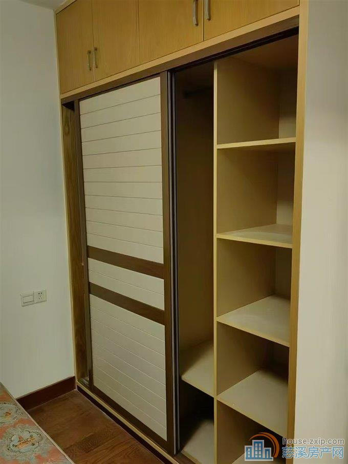 人和家园电梯房107.6平车位125万