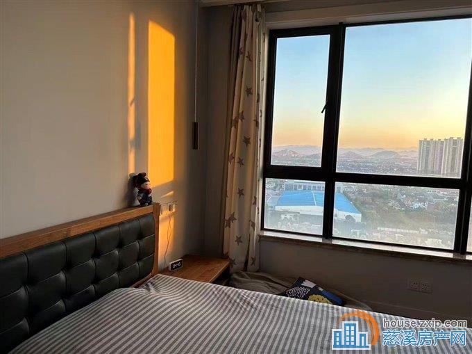 保利天悦湾161平黄金楼层车位188万