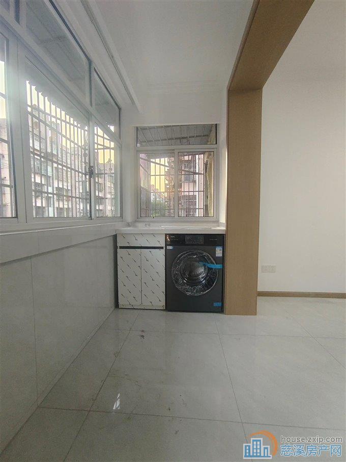 金山新村    全新精装 三间朝南 边套