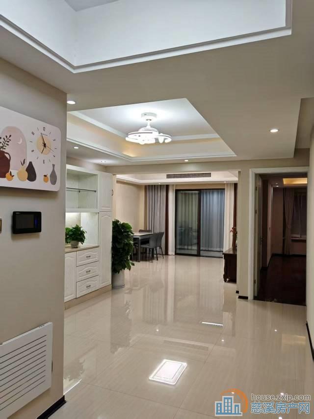 白金湾132平精装带租车位129.8万