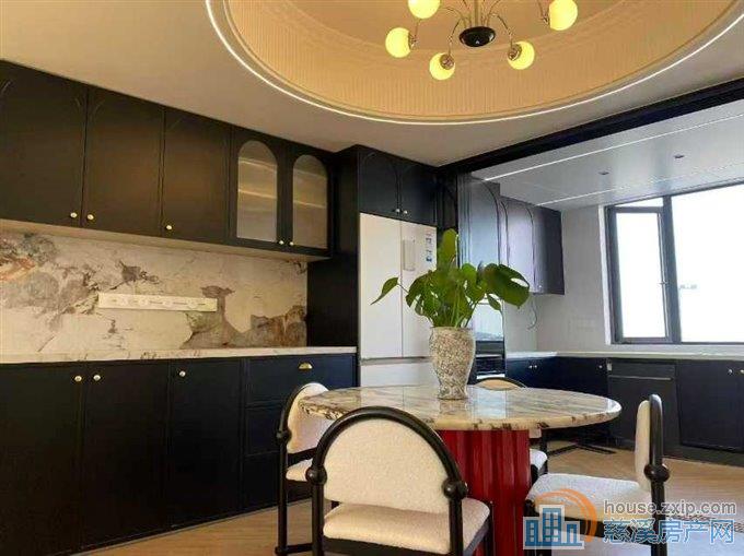 天钻花苑176平全新装修带地暖298万