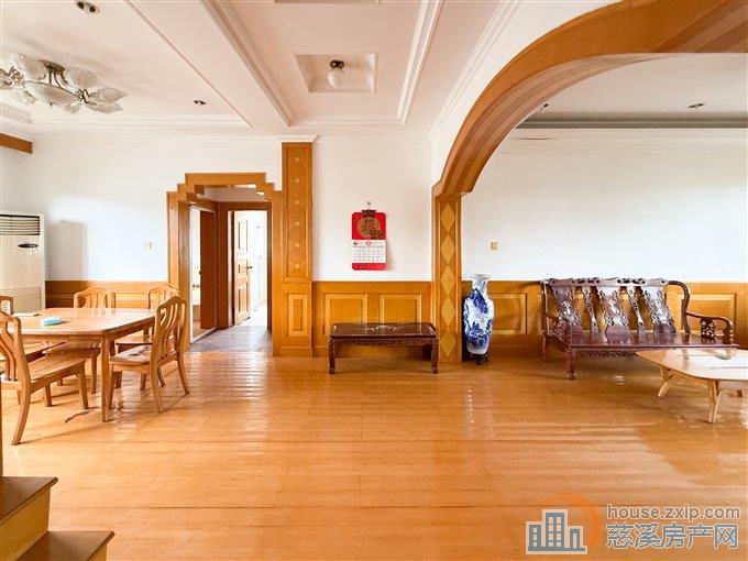 虞波花园4室2厅2卫1阳户型方正赠送阁楼