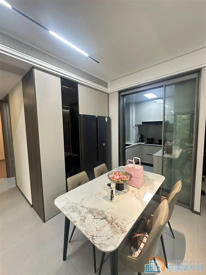 观湖佳苑 全新装修住了一年 93平 