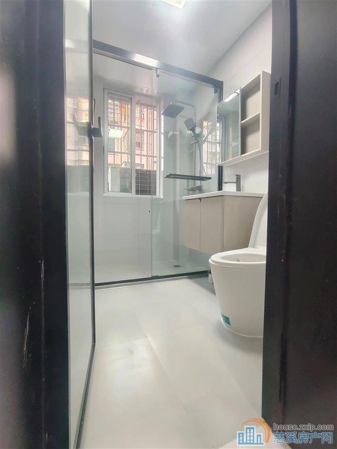 金山新村    全新精装 三间朝南 边套