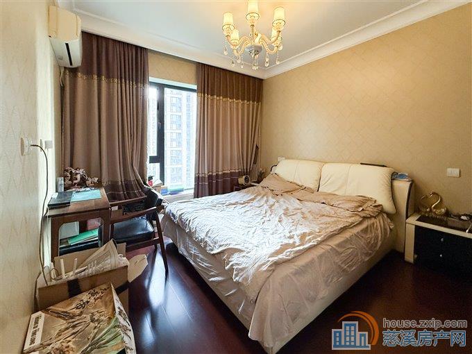 金地鸿悦 137平 215万