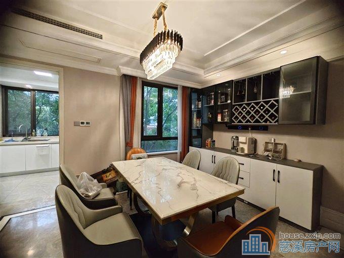 湖心半岛花苑130平228万精装修