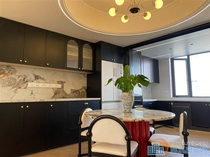 卓越天鑽176平全新装修带地暖298万