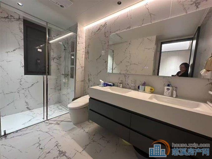 博洋水映天成160平3房豪装车位368万