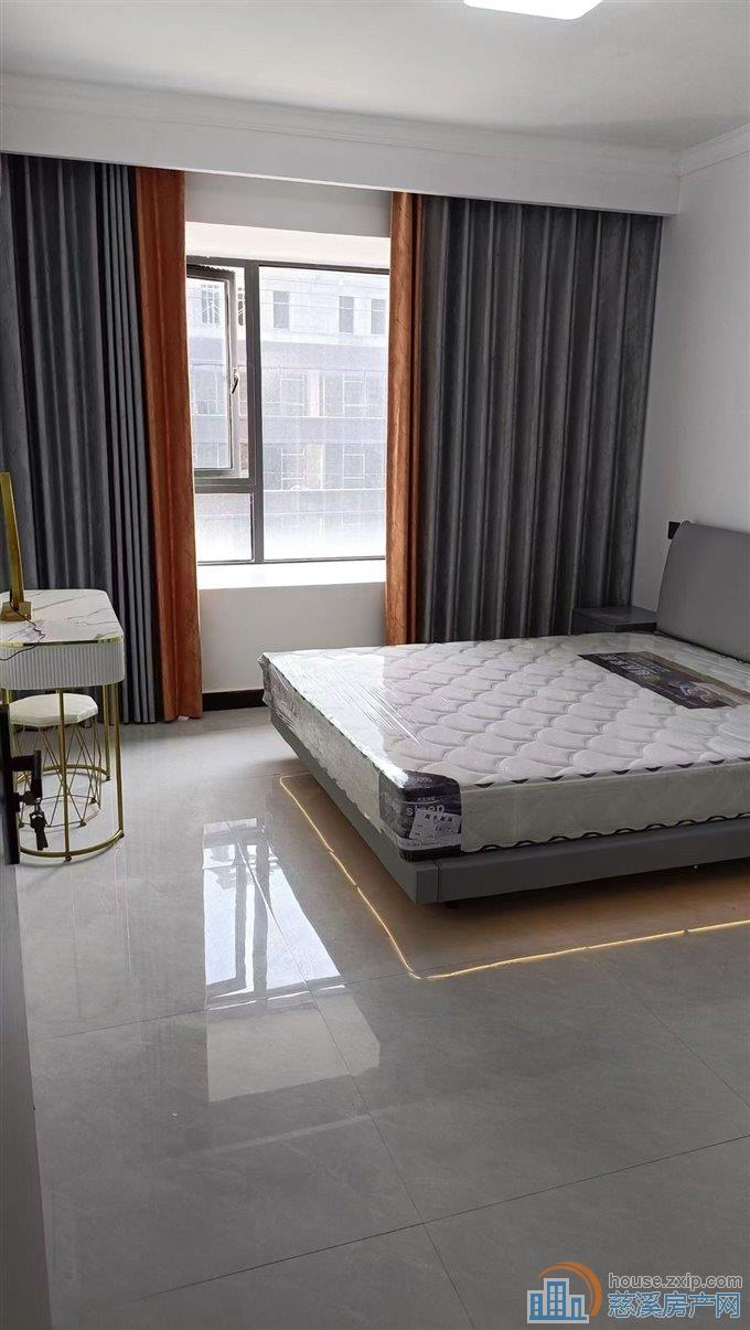 东越府精装修朝南带车位2600 －个月