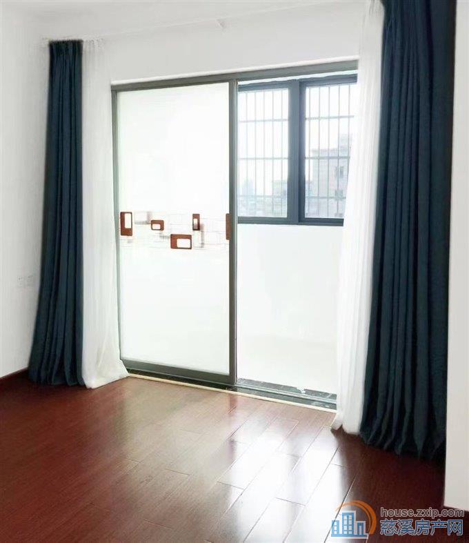 人和家园107平新装中间楼层2年112万