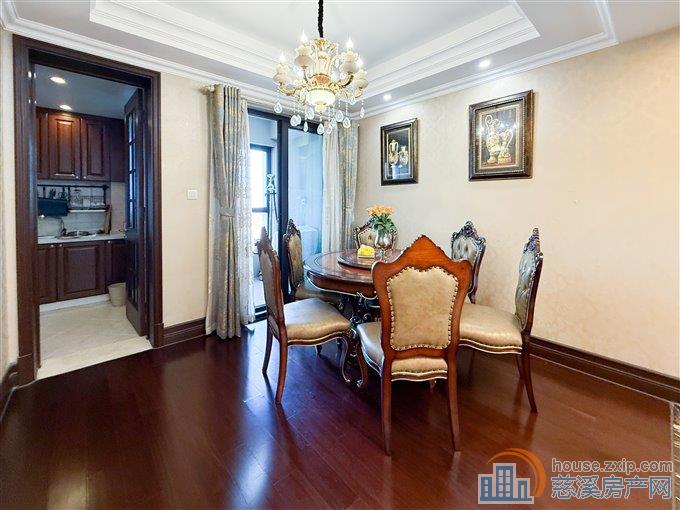 金地鸿悦 137平 215万