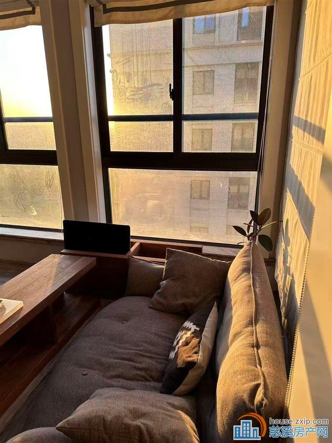 保利天悦湾161平黄金楼层车位188万