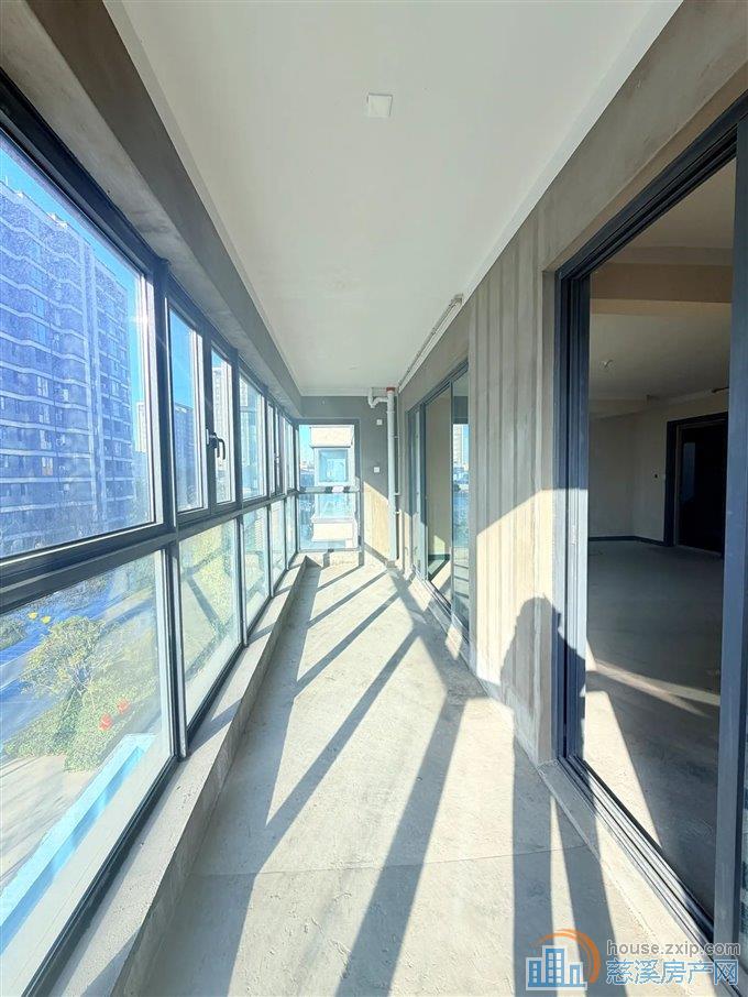 辉逸云庭143平 带大露台 219.8万