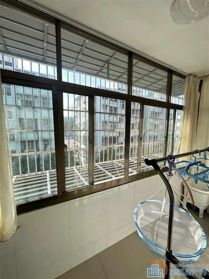 城东新村 中层无在读 115万 精装自住