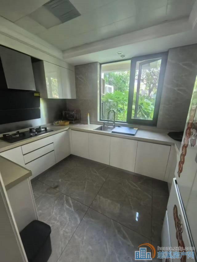 海湖心半岛一期130平带地暖218.8万