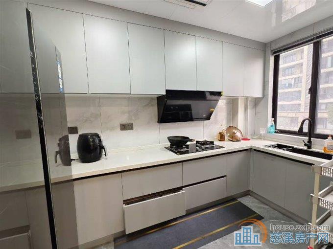 特价珑玥府143平精装 通地下室满2年