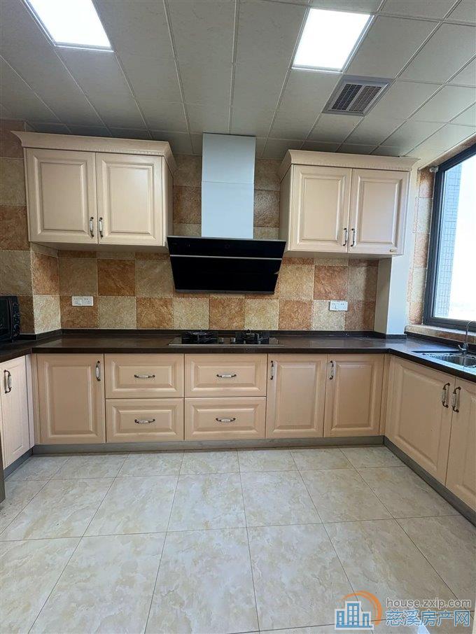 界牌新村138平150万送车位精装修