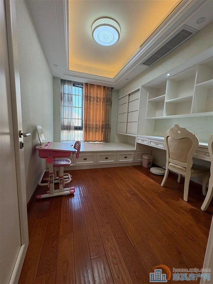 界牌新村138平150万送车位精装修