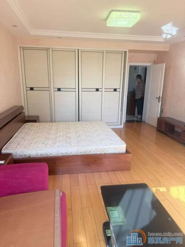 金南小区边套3楼61平精装做了一个大房间