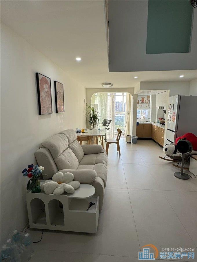 银泰附近精装出租复式公寓