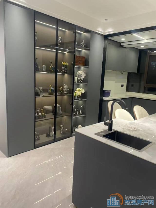 天铂佳苑洋房143平朝南四间全新精装未住