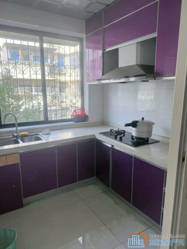 金南小区边套3楼61平精装做了一个大房间