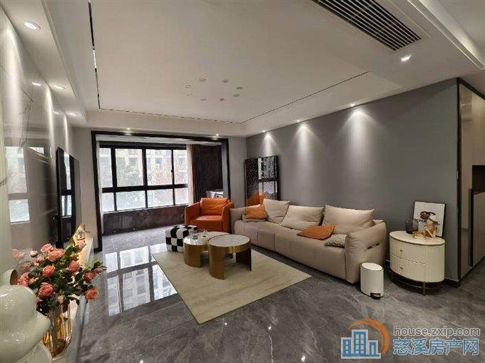 特价珑玥府143平精装 通地下室满2年