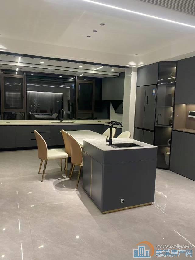 天铂佳苑洋房143平朝南四间全新精装未住