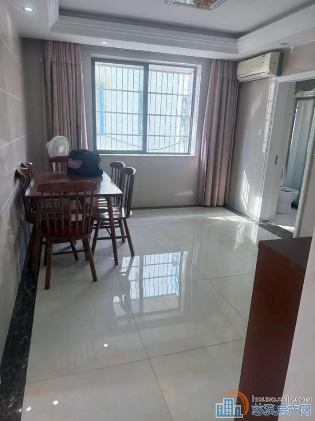 金南小区边套3楼61平精装做了一个大房间