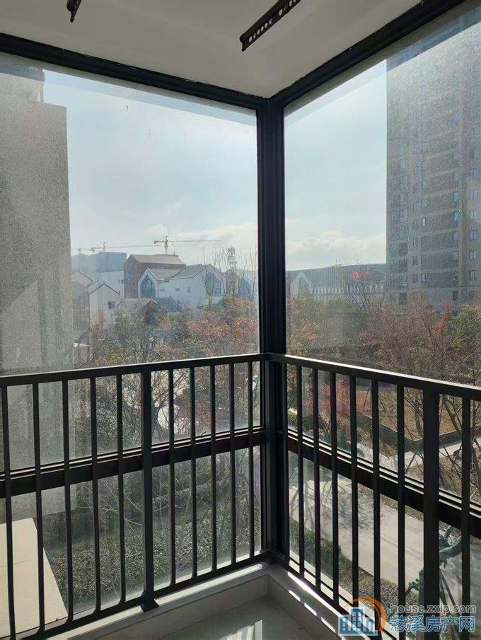 泊蔚里三室南北通透带车位  3600/月