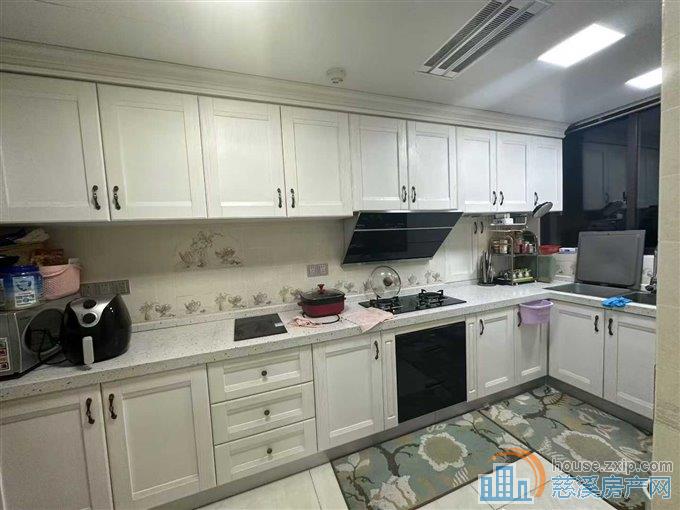 保利一期君悦湾139平方豪华三室拎包入住