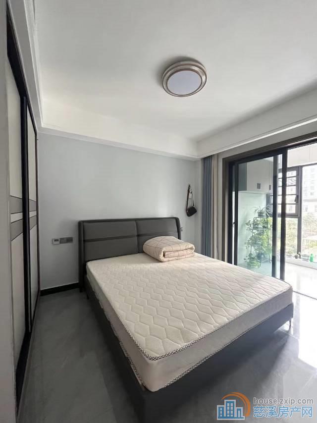 阅江府边套自住精装133平228万满2年