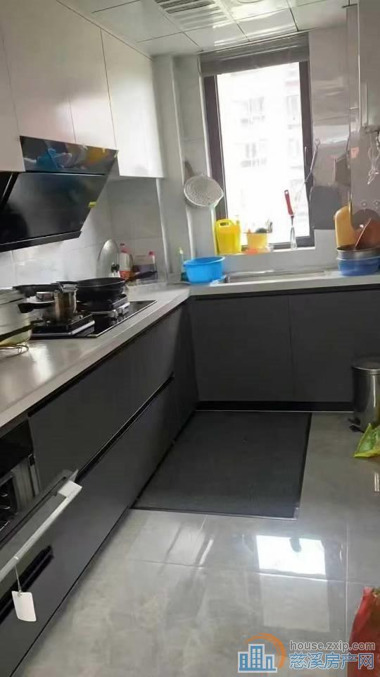 紫荊府电梯洋房5楼124平精装220万